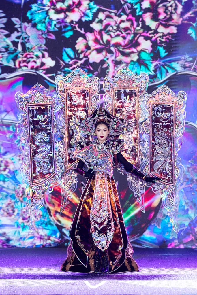 Gallery - 40 thí sinh “Miss Grand Vietnam 2025” bất chấp trời mưa, tỏa sáng trong đêm thi National Costume | Moli Star - image 2