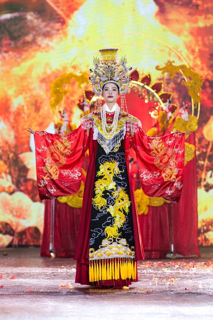 Gallery - 40 thí sinh “Miss Grand Vietnam 2025” bất chấp trời mưa, tỏa sáng trong đêm thi National Costume | Moli Star - image 3