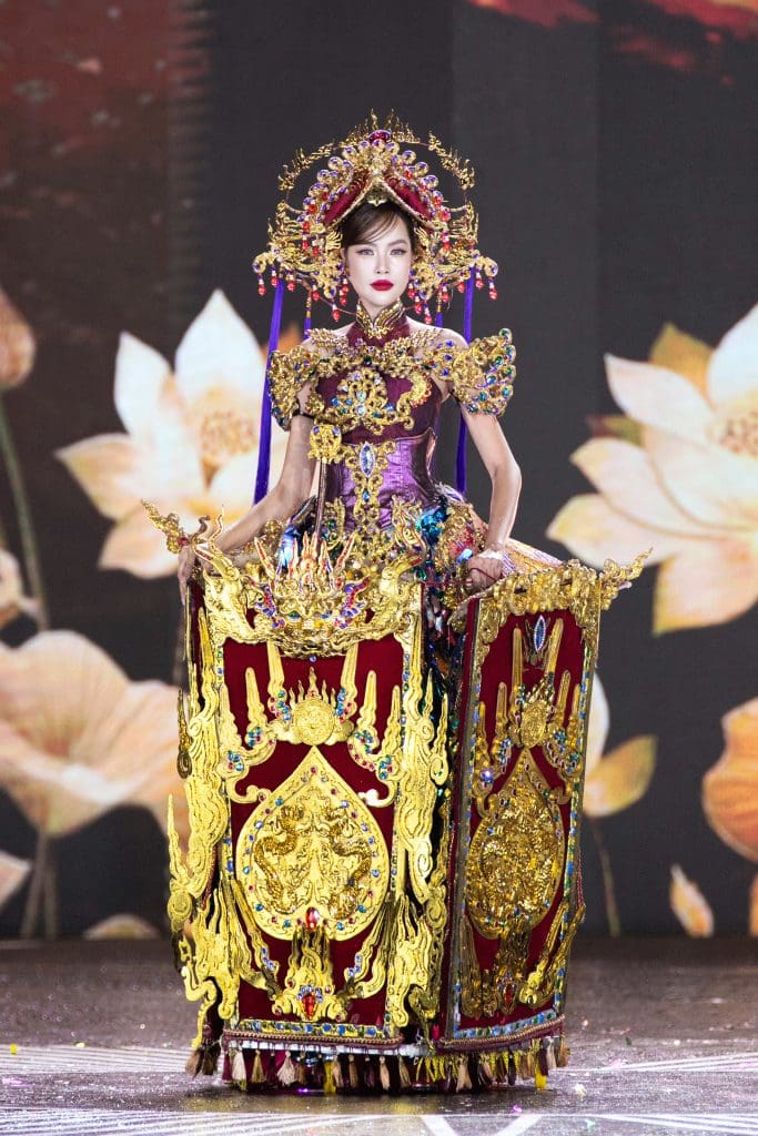 Gallery - 40 thí sinh “Miss Grand Vietnam 2025” bất chấp trời mưa, tỏa sáng trong đêm thi National Costume | Moli Star - image 4
