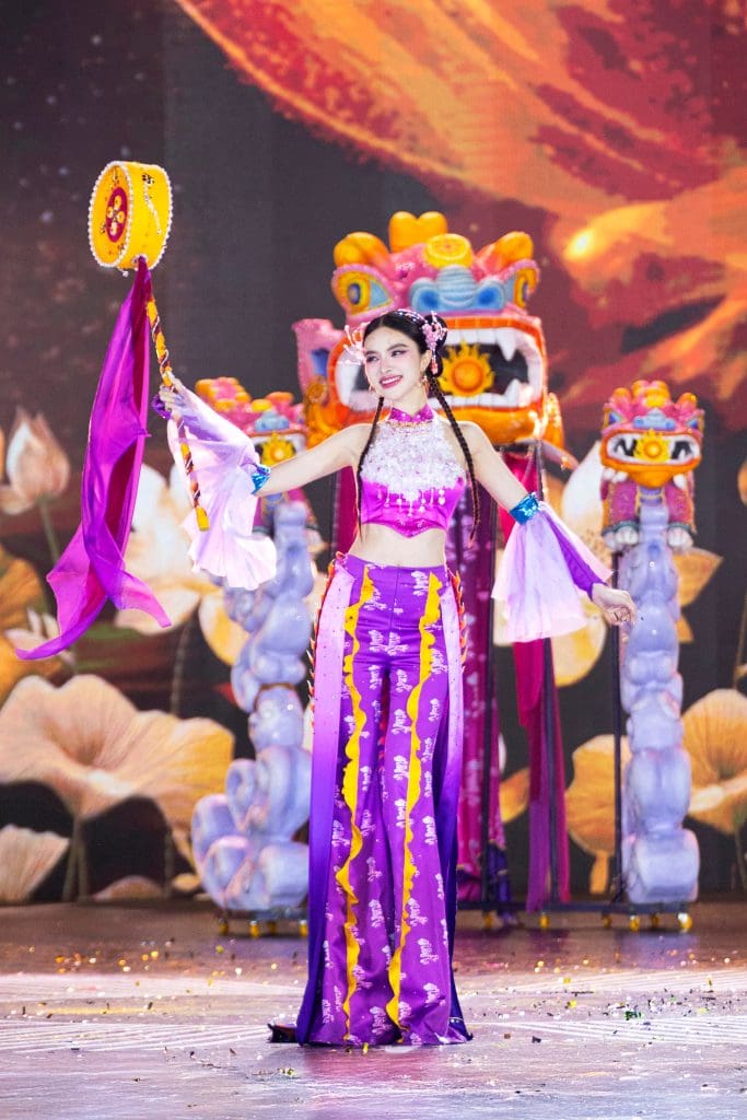Gallery - 40 thí sinh “Miss Grand Vietnam 2025” bất chấp trời mưa, tỏa sáng trong đêm thi National Costume | Moli Star - image 5