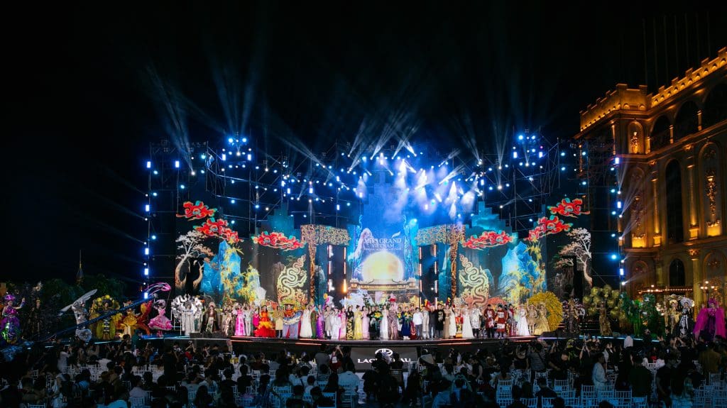 Gallery - 40 thí sinh “Miss Grand Vietnam 2025” bất chấp trời mưa, tỏa sáng trong đêm thi National Costume | Moli Star - image 6