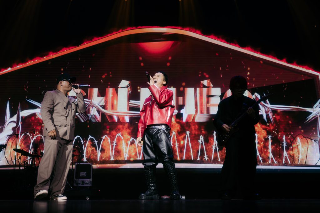 Gallery - Đinh Tiến Đạt ra mắt MV “Chia tay rồi mới biết”, mời dàn “anh tài” khuấy đảo fancon | Moli Star - image 2