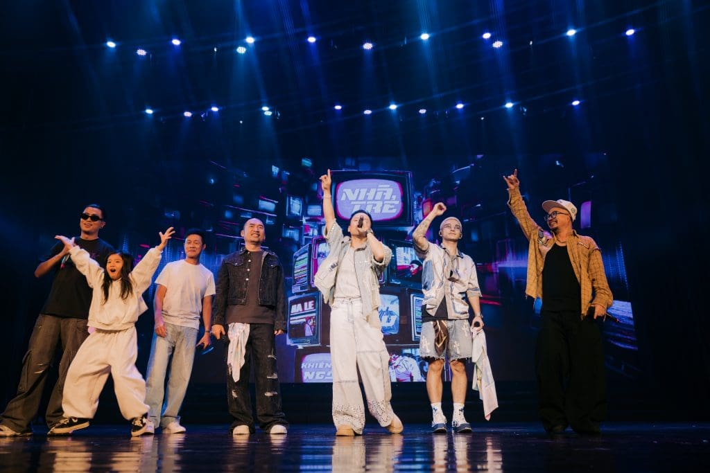 Gallery - Đinh Tiến Đạt ra mắt MV “Chia tay rồi mới biết”, mời dàn “anh tài” khuấy đảo fancon | Moli Star - image 6