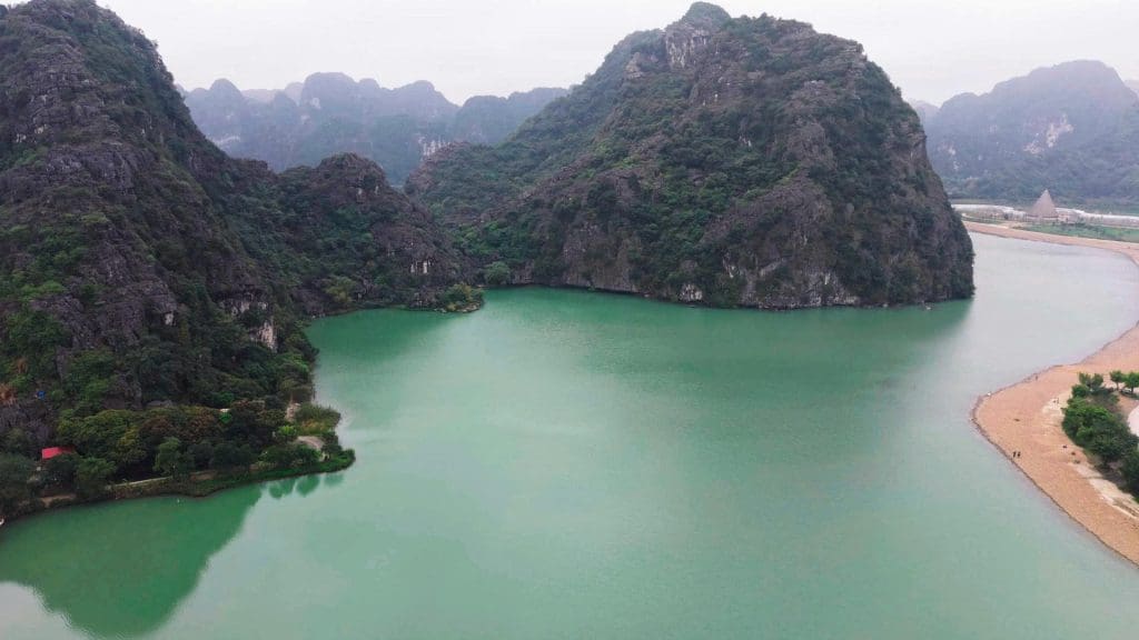 Gallery - Phim kinh dị “Đồi hành xác: Tà thuyết đen trở lại” sử dụng hơn 50 chiếc ô tô, lật xe giả thành thật trên đường đèo  | Moli Star - image 1