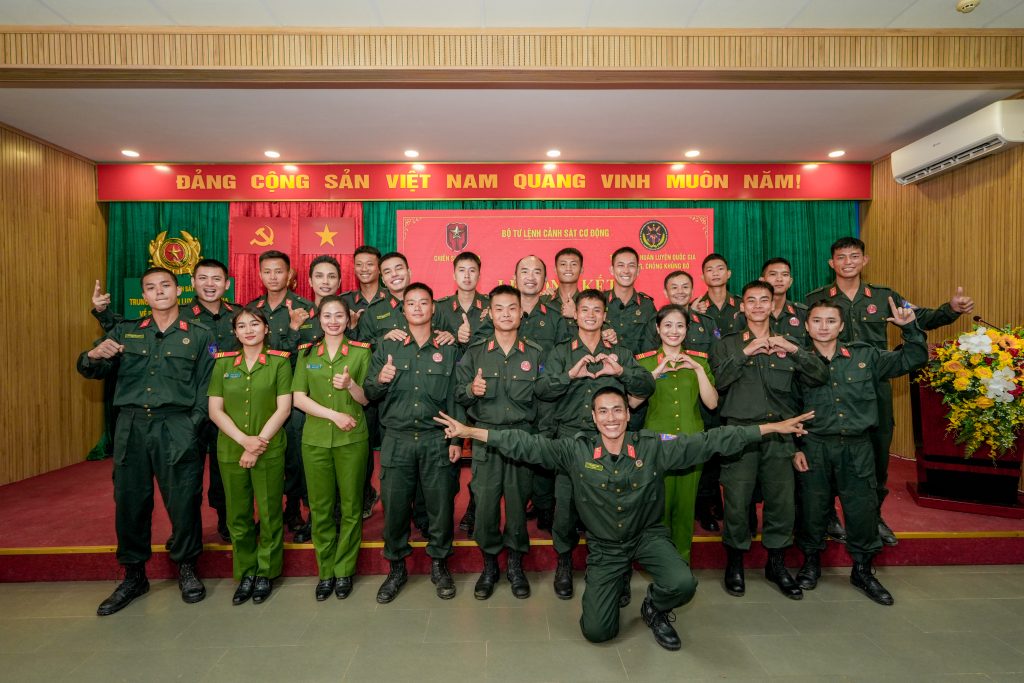 Gallery - “Chiến sĩ quả cảm” tập 10: Binz thích thú khi gặp gỡ những “đồng đội 4 chân”, MONO – Hưng Nguyễn nghẹn ngào trong ngày chia tay | Moli Star - image 7