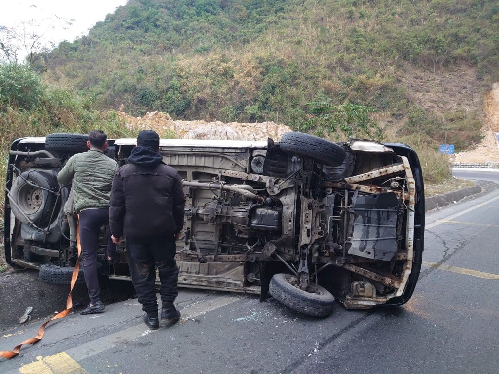 Gallery - Phim kinh dị “Đồi hành xác: Tà thuyết đen trở lại” sử dụng hơn 50 chiếc ô tô, lật xe giả thành thật trên đường đèo  | Moli Star - image 6