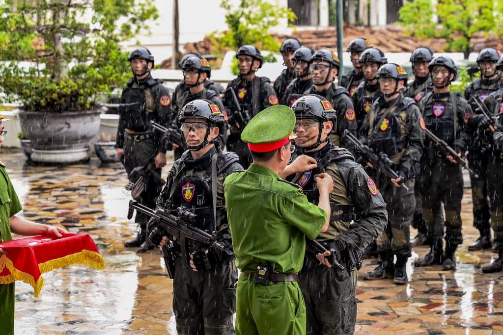 Gallery - “Chiến sĩ quả cảm” tập 10: Binz thích thú khi gặp gỡ những “đồng đội 4 chân”, MONO – Hưng Nguyễn nghẹn ngào trong ngày chia tay | Moli Star - image 8