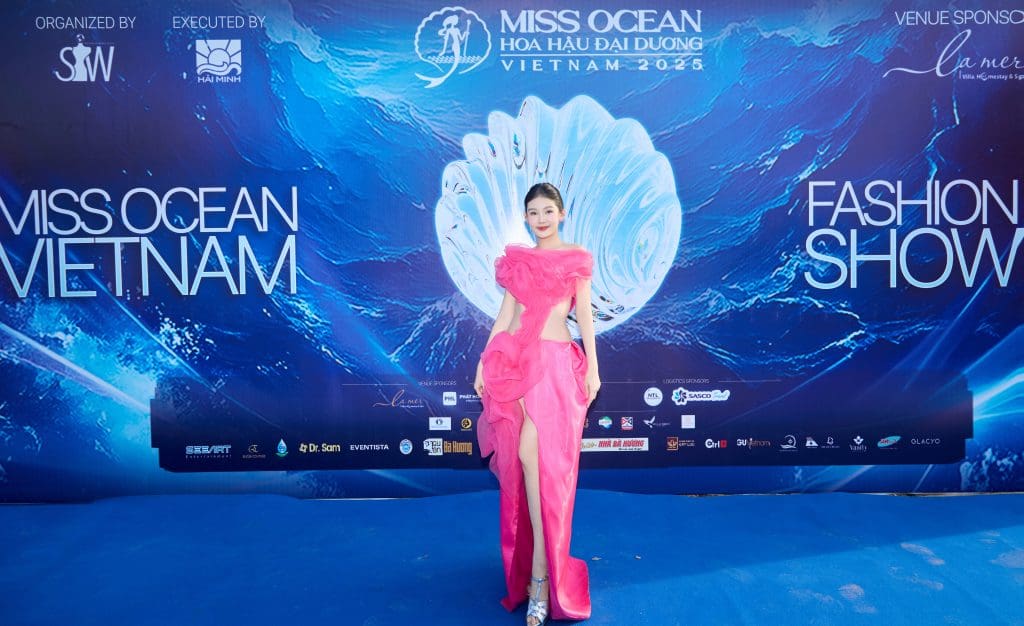 Gallery - Ngọc Châu diễn vedette, Thu Uyên mở màn BST mới của NTK Hoàng Minh Hà tại Miss Ocean Fashion Show 2025 | Moli Star - image 4