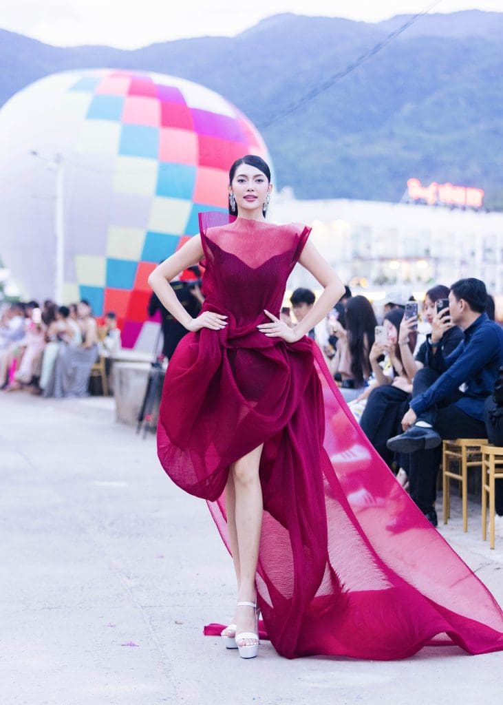Gallery - Ngọc Châu diễn vedette, Thu Uyên mở màn BST mới của NTK Hoàng Minh Hà tại Miss Ocean Fashion Show 2025 | Moli Star - image 5