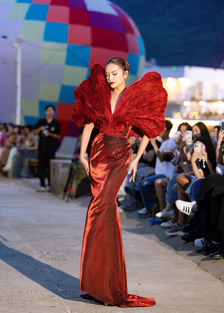 Gallery - Ngọc Châu diễn vedette, Thu Uyên mở màn BST mới của NTK Hoàng Minh Hà tại Miss Ocean Fashion Show 2025 | Moli Star - image 10