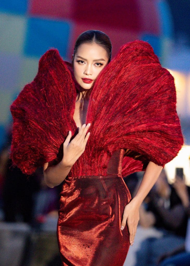 Gallery - Ngọc Châu diễn vedette, Thu Uyên mở màn BST mới của NTK Hoàng Minh Hà tại Miss Ocean Fashion Show 2025 | Moli Star - image 11