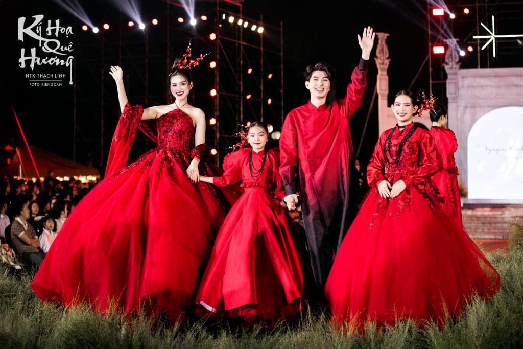 Gallery - Nguyễn Minh Công “biến hóa” 20 loại bánh dân gian miền Tây lên sàn runway trong triển lãm 10 năm làm nghề | Moli Star - image 1
