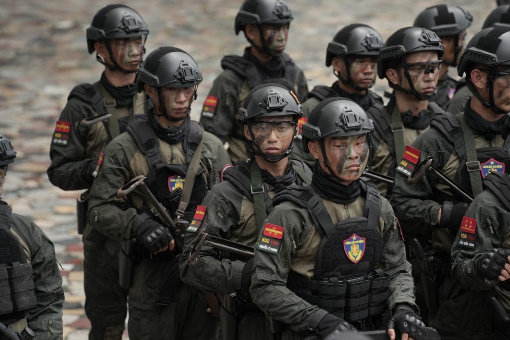 Gallery - MONO nghẹn ngào trong ngày chia tay lực lượng Phòng chống khủng bố tại “Chiến sĩ quả cảm” | Moli Star - image 1
