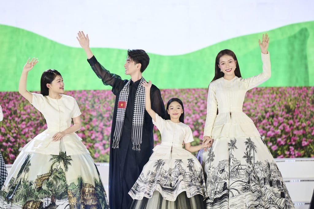 Gallery - Nguyễn Minh Công “biến hóa” 20 loại bánh dân gian miền Tây lên sàn runway trong triển lãm 10 năm làm nghề | Moli Star - image 3