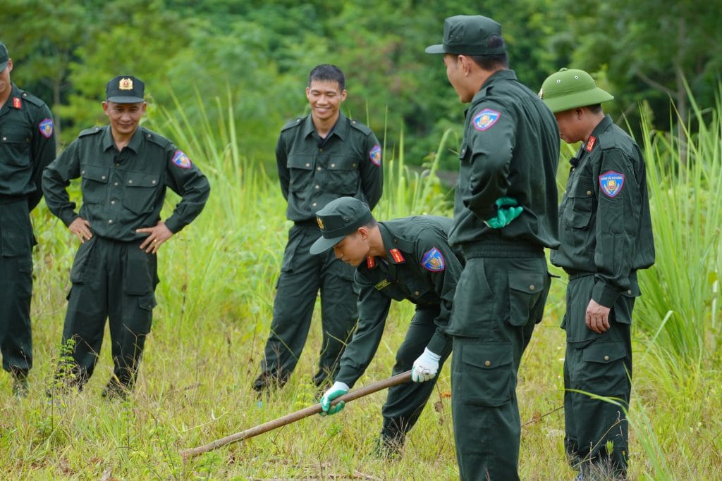 Gallery - “Chiến sĩ quả cảm” tập 13: MONO trải nghiệm trận chiến trong khói đạn giữa rừng núi Sơn La | Moli Star - image 3