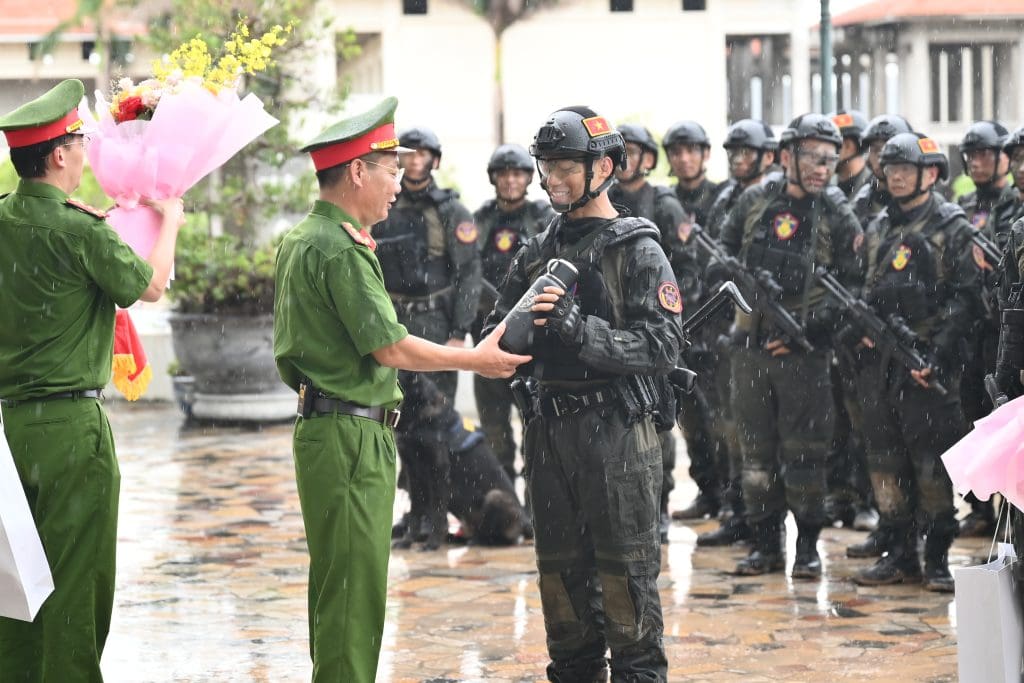 Gallery - MONO nghẹn ngào trong ngày chia tay lực lượng Phòng chống khủng bố tại “Chiến sĩ quả cảm” | Moli Star - image 5
