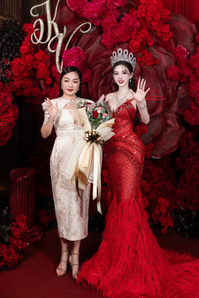 Gallery - Lâm Khánh Chi khoe đường cong, Hoàng Kim Ngân rạng rỡ trong tiệc sinh nhật của hoa hậu Kiều Vũ | Moli Star - image 1