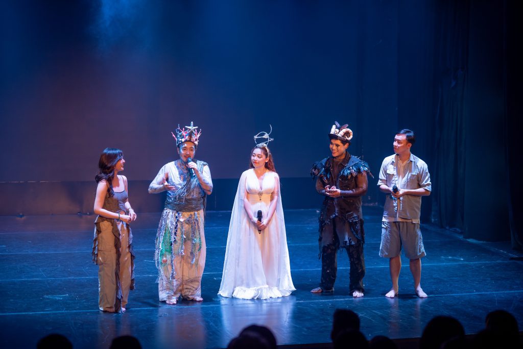 Gallery - Ca sĩ Phương Vy dẫn chồng Tây và con gái xem nhạc kịch “Once On This Island” | Moli Star - image 3
