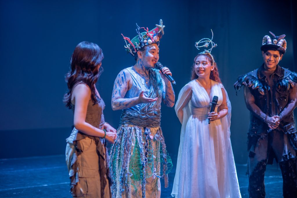 Gallery - Ca sĩ Phương Vy dẫn chồng Tây và con gái xem nhạc kịch “Once On This Island” | Moli Star - image 4