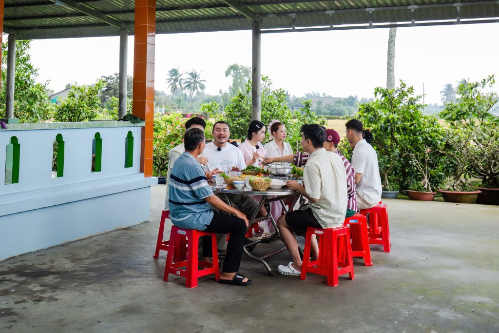Gallery - Chi Pu, Hương Giang và Ninh Dương Story tá hỏa khi lần đầu chăm em tại tập 3 “Hàng xóm mới” | Moli Star - image 2
