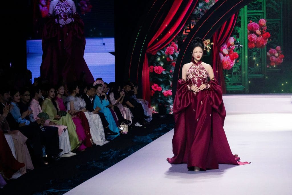 Gallery - Lý Nhã Kỳ biến hóa khi “chạy show”, hết gợi cảm bên Quốc Trường lại sắc sảo ủng hộ NTK Linh San | Moli Star - image 3