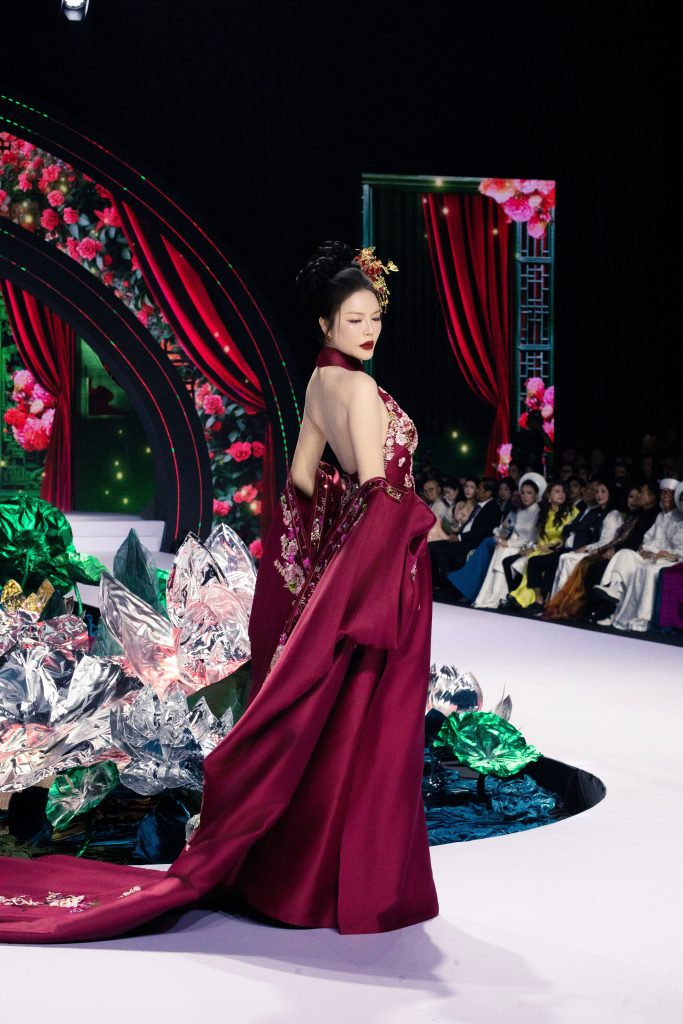 Gallery - Lý Nhã Kỳ biến hóa khi “chạy show”, hết gợi cảm bên Quốc Trường lại sắc sảo ủng hộ NTK Linh San | Moli Star - image 4