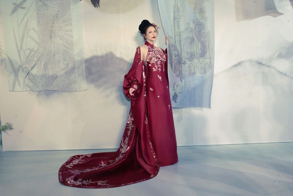 Gallery - Lý Nhã Kỳ biến hóa khi “chạy show”, hết gợi cảm bên Quốc Trường lại sắc sảo ủng hộ NTK Linh San | Moli Star - image 5