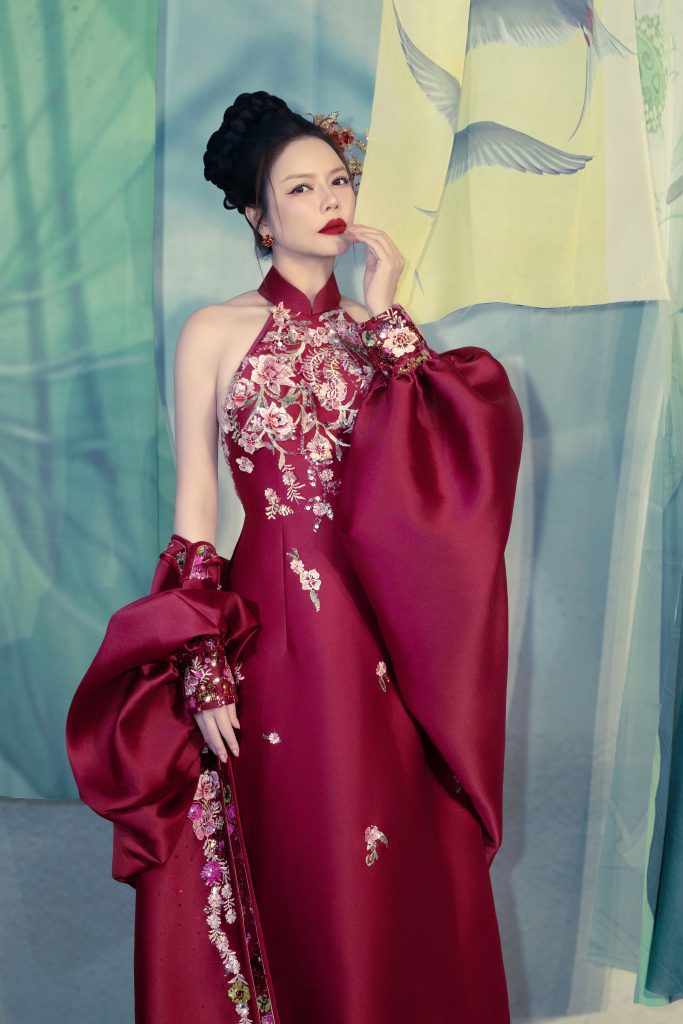 Gallery - Lý Nhã Kỳ biến hóa khi “chạy show”, hết gợi cảm bên Quốc Trường lại sắc sảo ủng hộ NTK Linh San | Moli Star - image 6