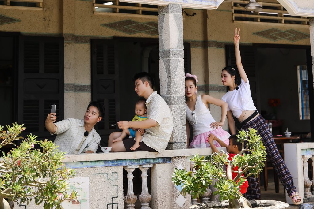 Gallery - Chi Pu, Hương Giang và Ninh Dương Story tá hỏa khi lần đầu chăm em tại tập 3 “Hàng xóm mới” | Moli Star - image 6