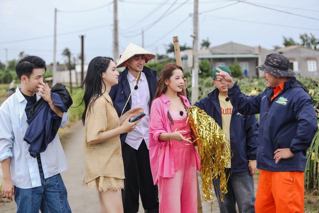 Gallery - Ninh Dương Story “tách lẻ” ngay tập đầu, Chi Pu – Hương Giang “xanh mặt” khi bắt vịt trong “Hàng xóm mới” | Moli Star - image 2