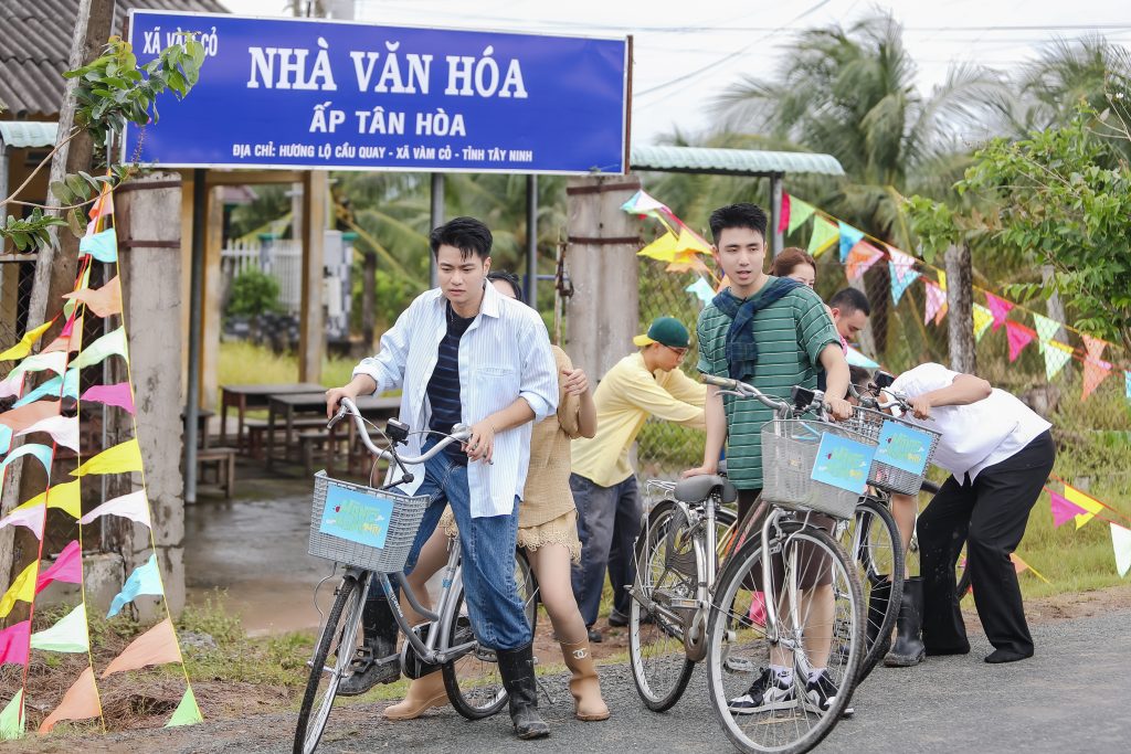 Gallery - Ninh Dương Story “tách lẻ” ngay tập đầu, Chi Pu – Hương Giang “xanh mặt” khi bắt vịt trong “Hàng xóm mới” | Moli Star - image 4