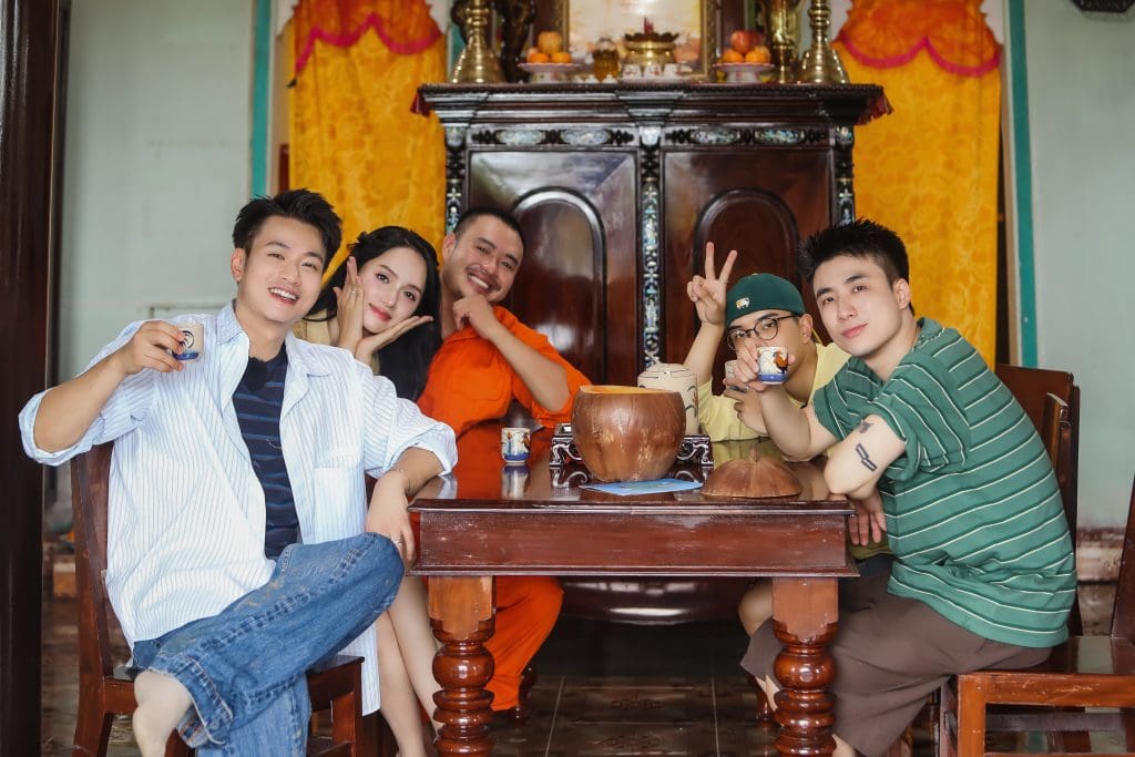 Gallery - Ninh Dương Story “tách lẻ” ngay tập đầu, Chi Pu – Hương Giang “xanh mặt” khi bắt vịt trong “Hàng xóm mới” | Moli Star - image 6