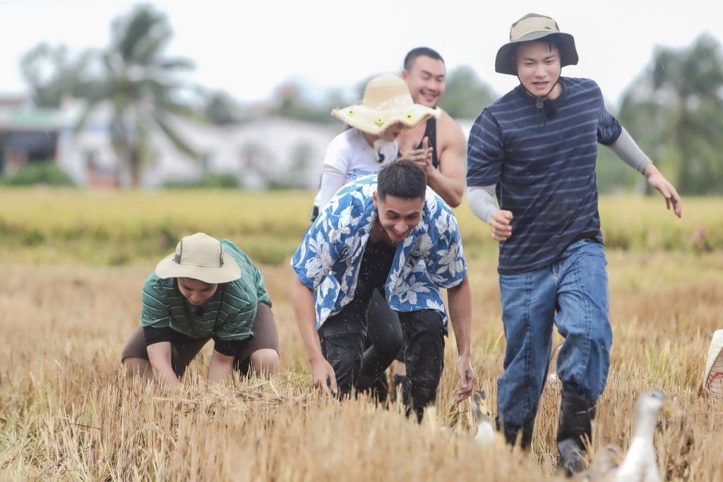 Gallery - Ninh Dương Story “tách lẻ” ngay tập đầu, Chi Pu – Hương Giang “xanh mặt” khi bắt vịt trong “Hàng xóm mới” | Moli Star - image 8