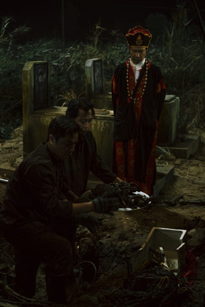 Gallery - Kim Hải mất 6 tiếng để hóa trang, ám ảnh cảnh quay “nghiệp quật” trong phim điện ảnh “Cải mả” | Moli Star - image 4