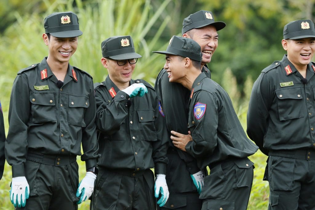 Gallery - “Chiến sĩ quả cảm” tập 13: MONO trải nghiệm trận chiến trong khói đạn giữa rừng núi Sơn La | Moli Star - image 5