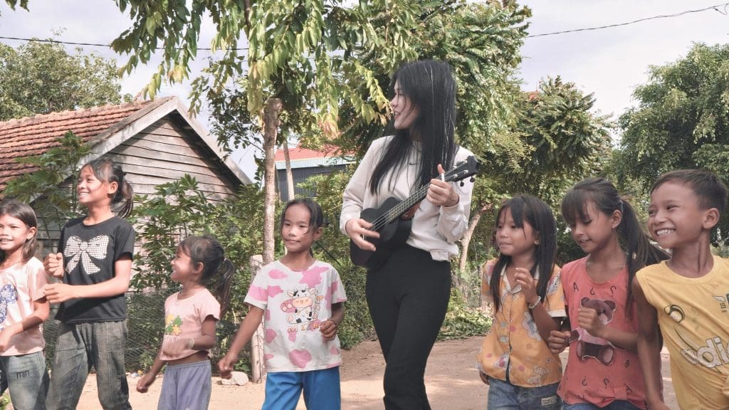 Gallery - Phúc Anh mời các em bé trong làng phong đóng MV “Trẻ vùng cao”, nối dài chuỗi hoạt động ý nghĩa | Moli Star - image 3