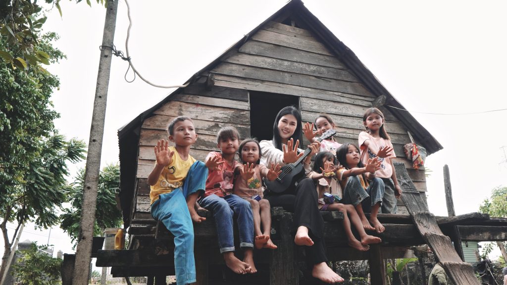 Gallery - Phúc Anh mời các em bé trong làng phong đóng MV “Trẻ vùng cao”, nối dài chuỗi hoạt động ý nghĩa | Moli Star - image 4