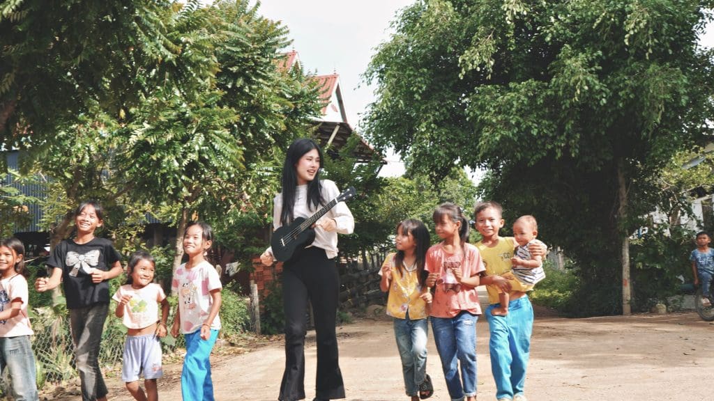 Gallery - Phúc Anh mời các em bé trong làng phong đóng MV “Trẻ vùng cao”, nối dài chuỗi hoạt động ý nghĩa | Moli Star - image 5