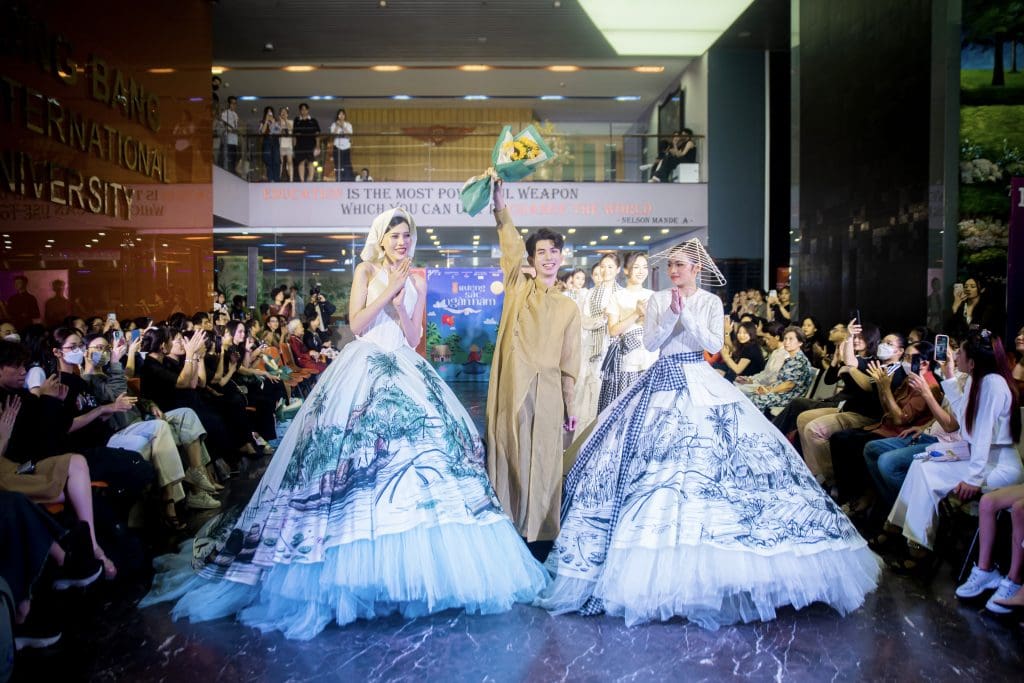Gallery - Nguyễn Minh Công “biến hóa” 20 loại bánh dân gian miền Tây lên sàn runway trong triển lãm 10 năm làm nghề | Moli Star - image 5