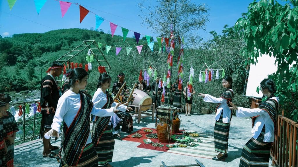 Gallery - “Cải mã” thay đổi lịch chiếu, hé lộ quá trình ê-kíp lăn xả giữa nghĩa trang để tạo nên chuyện phim chân thật, ám ảnh | Moli Star - image 3