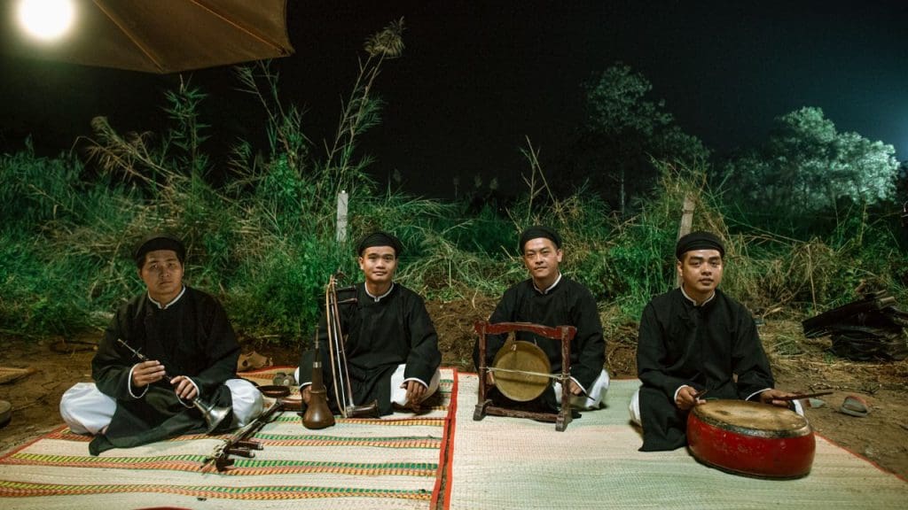Gallery - “Cải mã” thay đổi lịch chiếu, hé lộ quá trình ê-kíp lăn xả giữa nghĩa trang để tạo nên chuyện phim chân thật, ám ảnh | Moli Star - image 4
