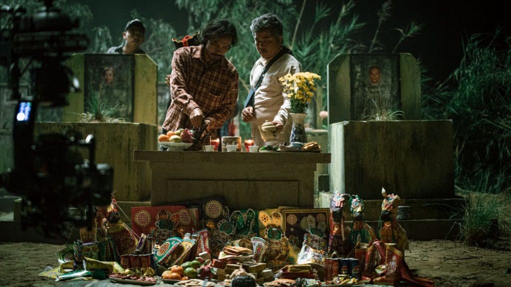 Gallery - “Cải mã” thay đổi lịch chiếu, hé lộ quá trình ê-kíp lăn xả giữa nghĩa trang để tạo nên chuyện phim chân thật, ám ảnh | Moli Star - image 5