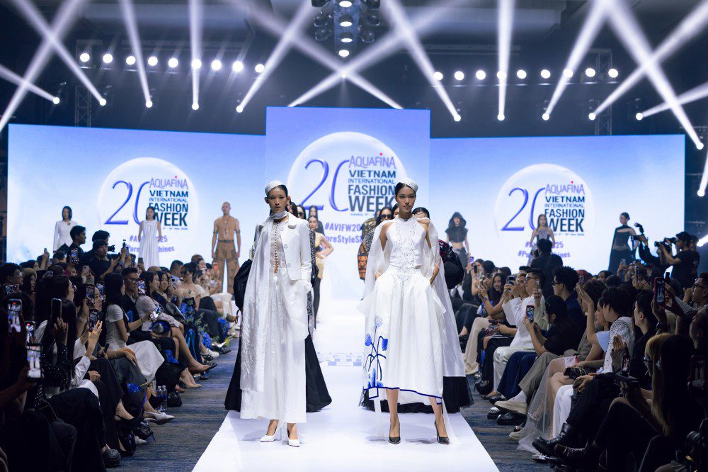 Gallery - Kỷ niệm 20 mùa, Vietnam International Fashion Week tôn vinh bản sắc thời trang Việt  | Moli Star - image 2