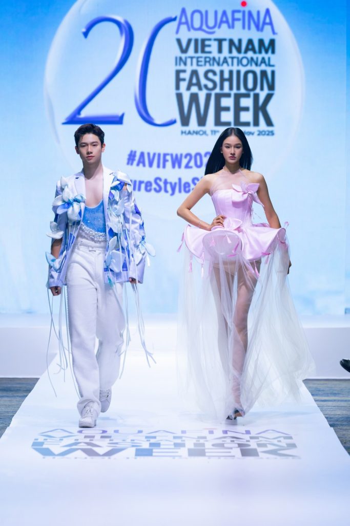 Gallery - Kỷ niệm 20 mùa, Vietnam International Fashion Week tôn vinh bản sắc thời trang Việt  | Moli Star - image 5