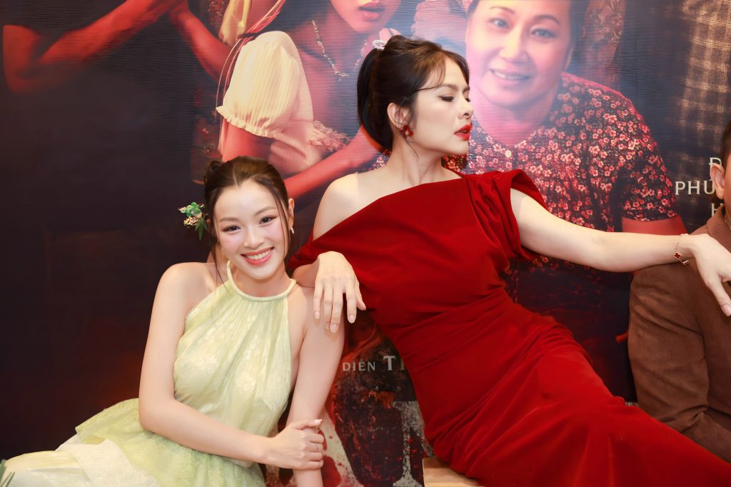 Gallery - Vân Trang – Huỳnh Đông sánh đôi nổi bật, Hoài Lâm bảnh bao trên thảm đỏ “Nhà ma xó” | Moli Star - image 3