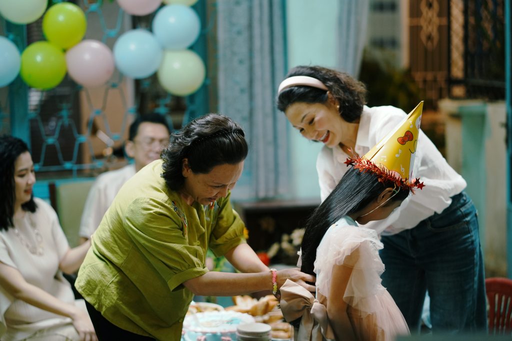 Gallery - Giữa “công thức thương mại”, “Cục vàng của ngoại” lặng lẽ đi sâu vào sức mạnh của tình thân bà cháu | Moli Star - image 5