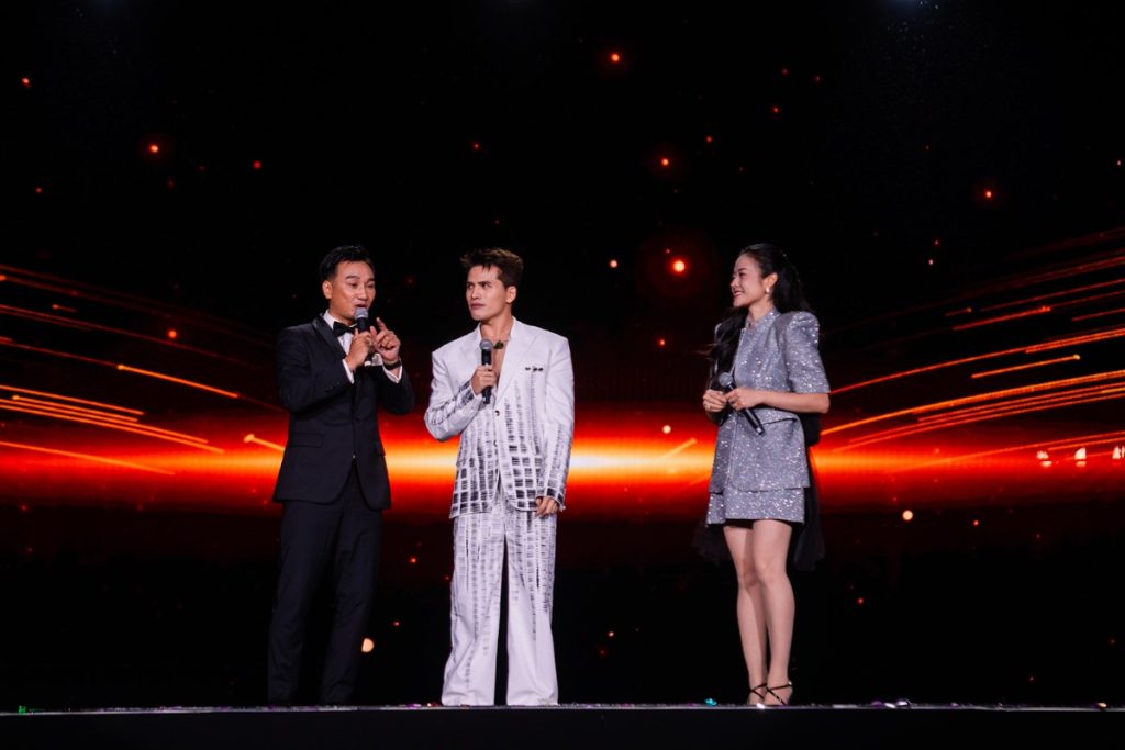 Gallery - Đan Trường bật khóc trước hàng chục ngàn khán giả trong live concert kỷ niệm 30 năm ca hát | Moli Star - image 1