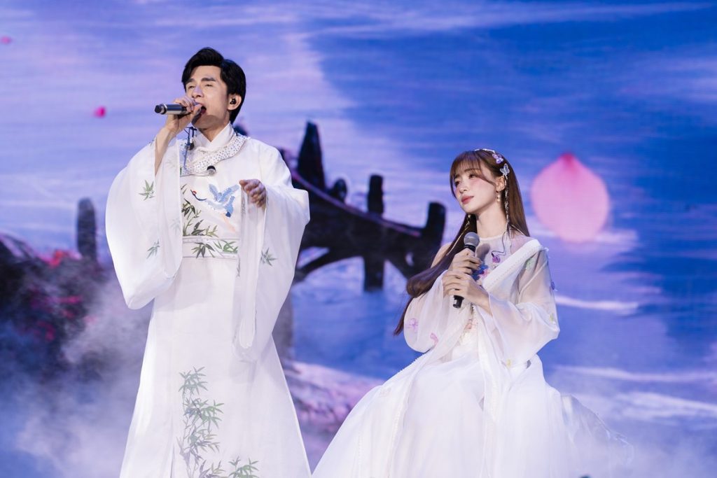 Gallery - Đan Trường bật khóc trước hàng chục ngàn khán giả trong live concert kỷ niệm 30 năm ca hát | Moli Star - image 7