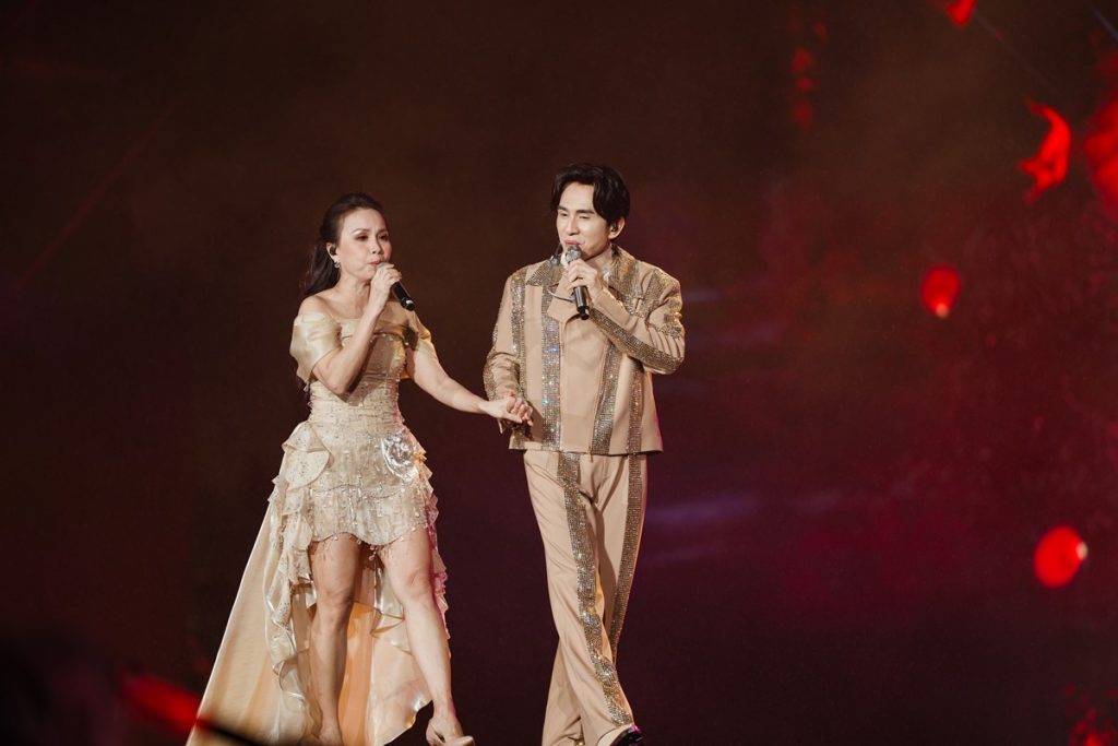 Gallery - Đan Trường bật khóc trước hàng chục ngàn khán giả trong live concert kỷ niệm 30 năm ca hát | Moli Star - image 10