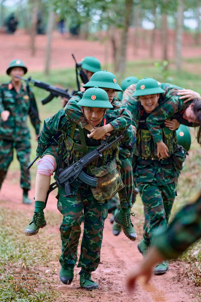 Gallery - Bình An ngạt thở khi làm nhiệm vụ, Chi Pu nghẹn ngào: “Bạn của tôi trong giới không nhiều” | Moli Star - image 2